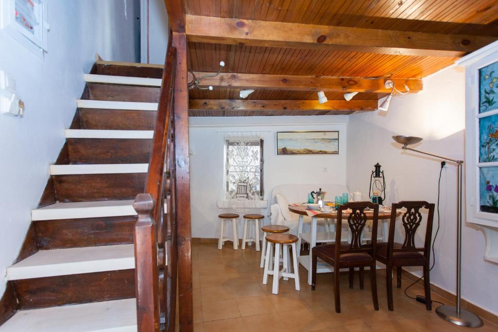 Una escalera que conduce a un comedor con mesa en Nikita Traditional House, en La Canea