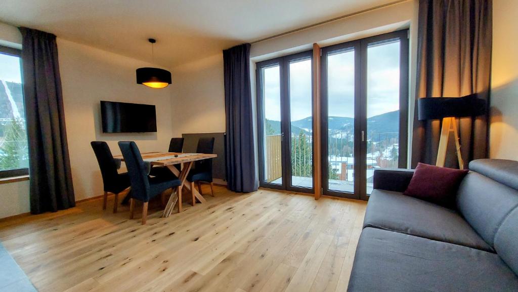 TV a/nebo společenská místnost v ubytování Apartments with mountain views