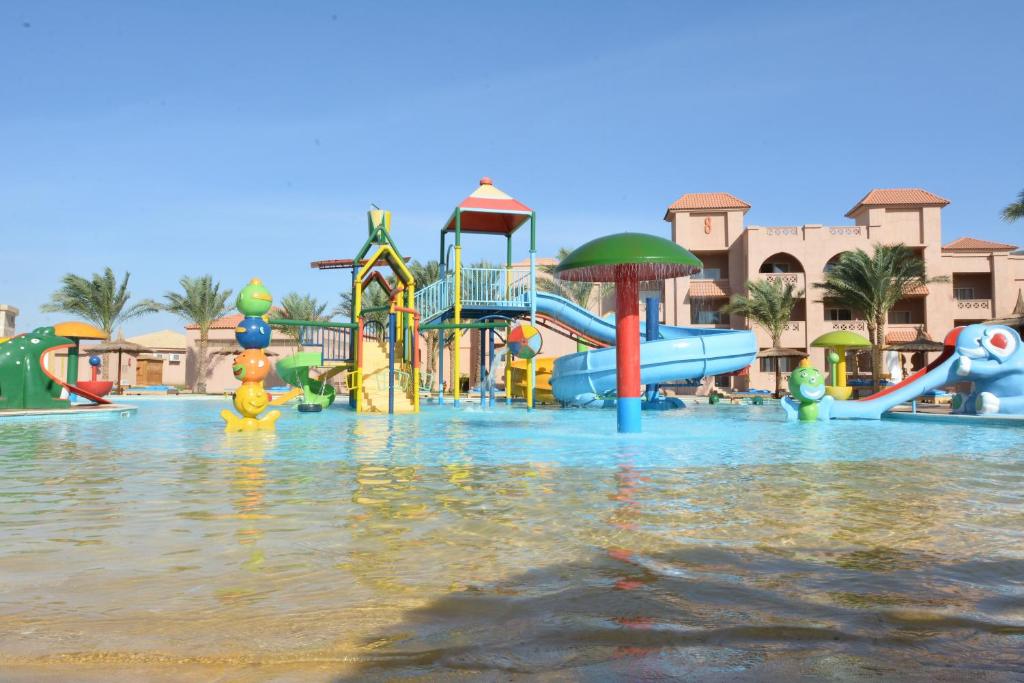Bazén v ubytování Pickalbatros Aqua Blu Resort - Hurghada nebo v jeho okolí