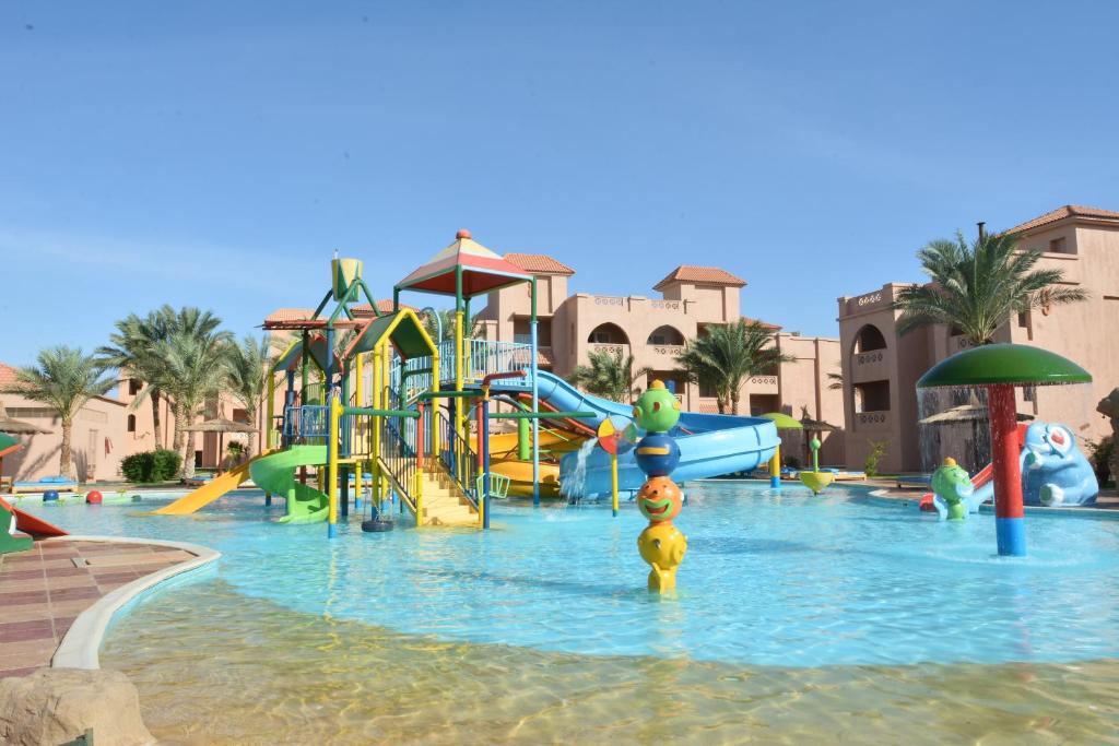 Bazén v ubytování Pickalbatros Aqua Blu Resort - Hurghada nebo v jeho okolí