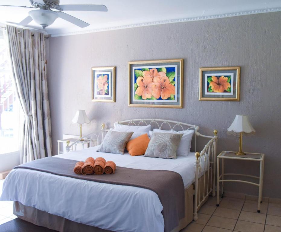 ポロクワネにあるGeoreen Guest Houseのベッドルーム1室(カボチャ2本が置かれた大型ベッド1台付)