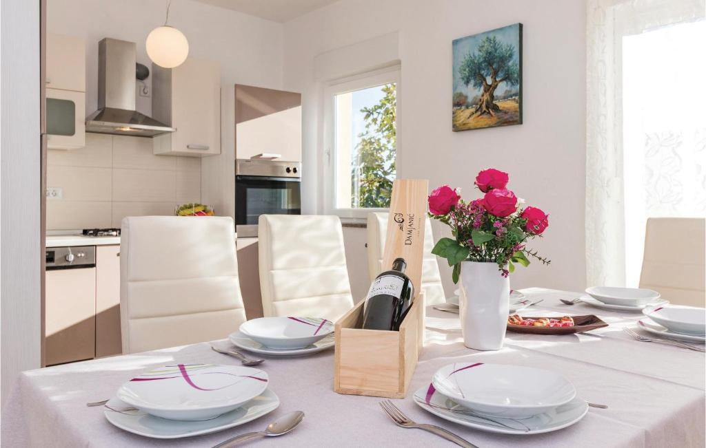 Kuchyňa alebo kuchynka v ubytovaní 4 Bedroom Amazing Home In Pula