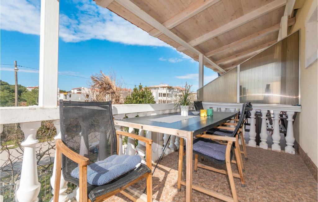 d'une terrasse avec une table et des chaises sur un balcon. dans l'établissement Nice Apartment In Biograd Na Moru With Kitchen, à Biograd na Moru