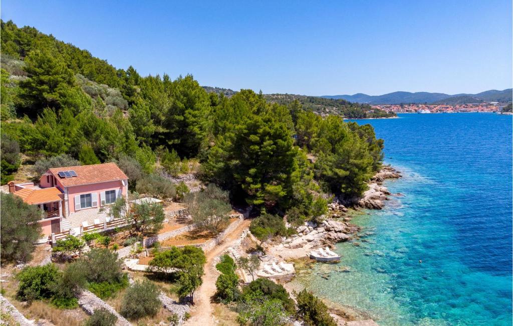 een huis aan de oever van een waterlichaam bij Holiday Home Sokolic Bb Cr in Vela Luka