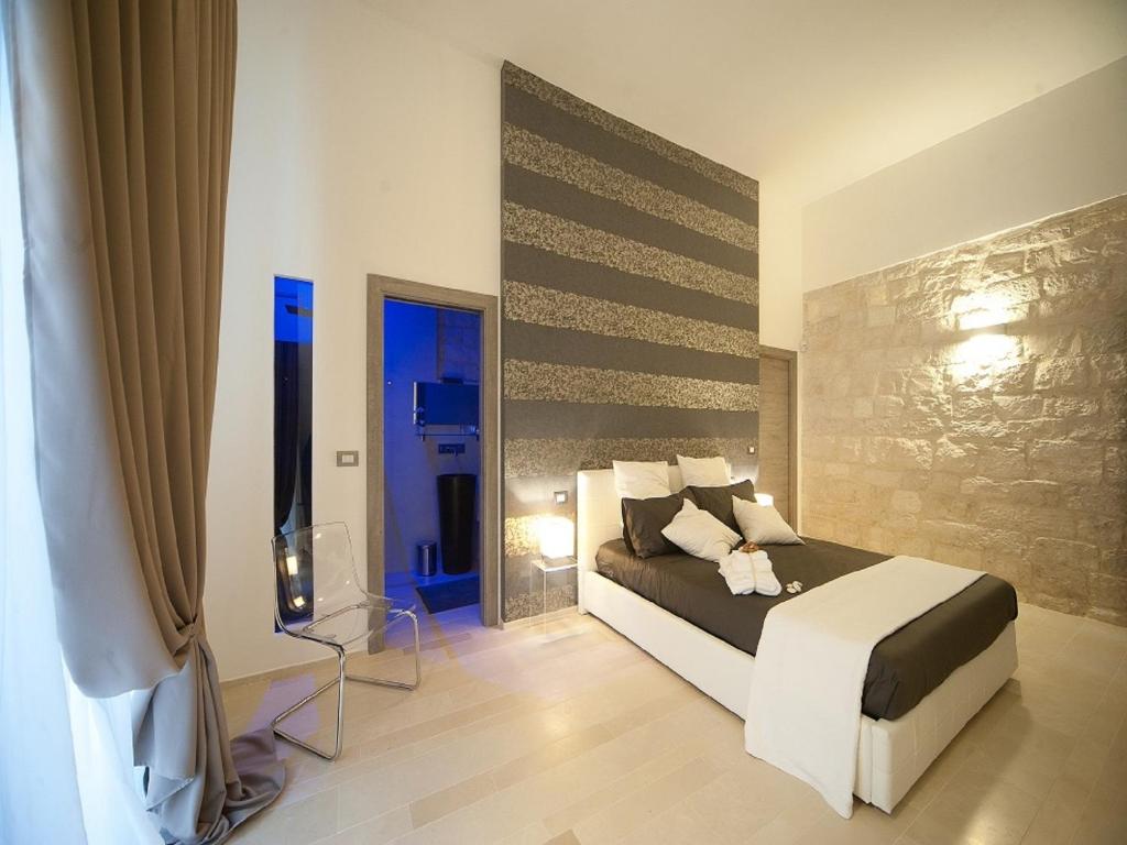 トラーニにあるTabula Maris B&Bのベッドルーム(ベッド1台、薄型テレビ付)
