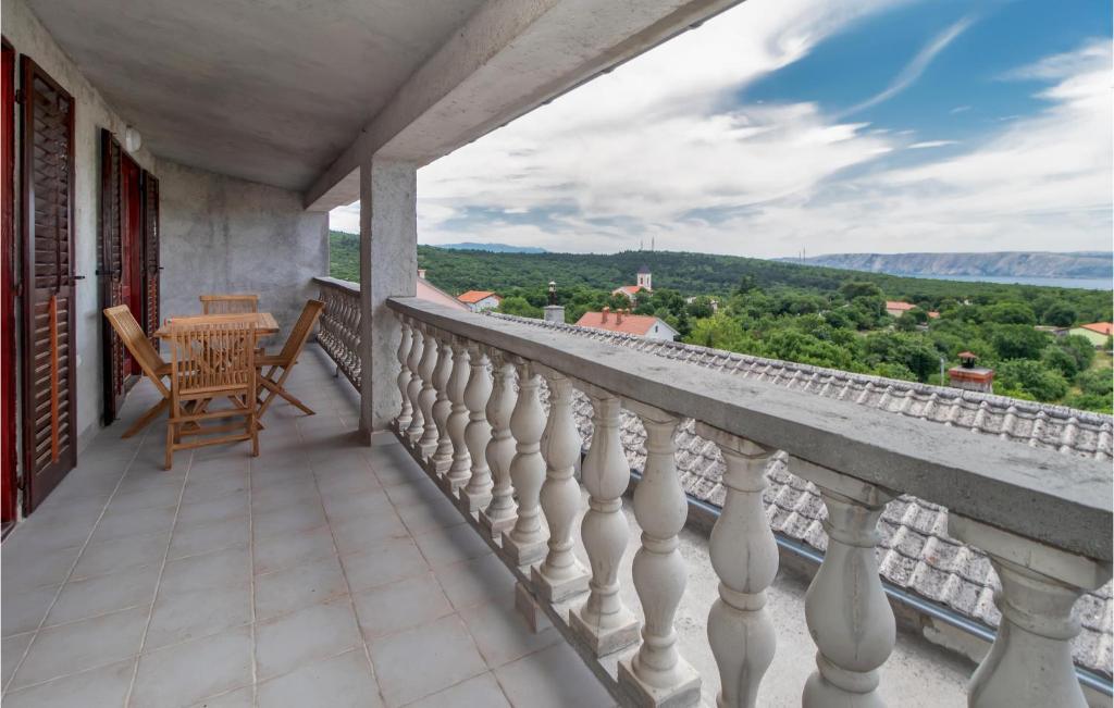 Donji Zagon的住宿－3 Bedroom Stunning Apartment In Novi Vinodolski，阳台,配有桌椅