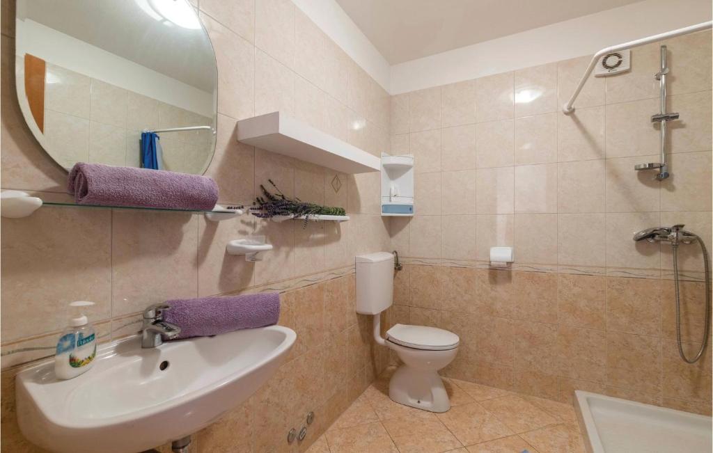 Kúpeľňa v ubytovaní Cozy Apartment In Liznjan With Wifi