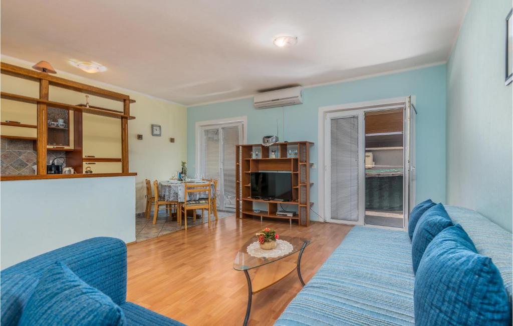 a living room with two blue couches and a table at Beautiful Apartment In Pinezici With Wifi in Pinezici