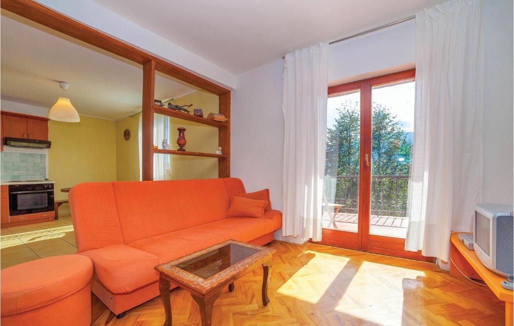 Kuchyňa alebo kuchynka v ubytovaní 7 Bedroom Pet Friendly Home In Crni Kal