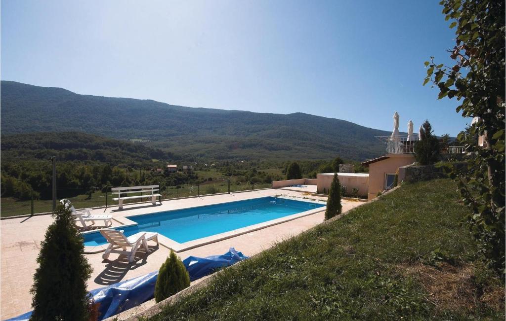 Bazén v ubytovaní 7 Bedroom Pet Friendly Home In Crni Kal alebo v jeho blízkosti