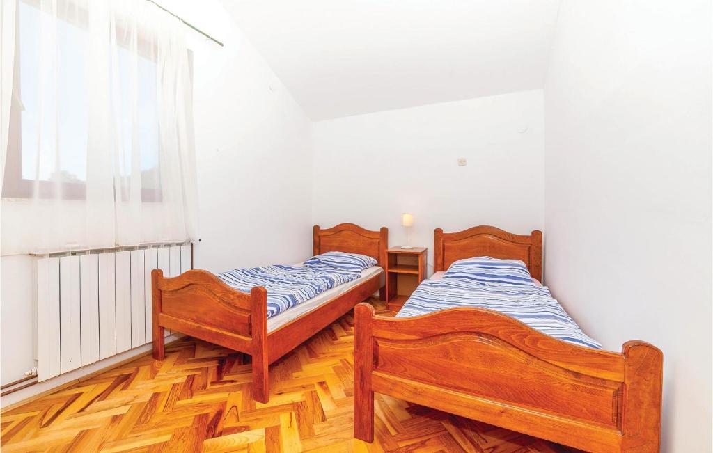 Posteľ alebo postele v izbe v ubytovaní 7 Bedroom Pet Friendly Home In Crni Kal