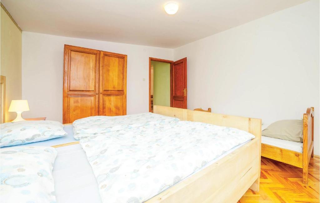 Posteľ alebo postele v izbe v ubytovaní 7 Bedroom Pet Friendly Home In Crni Kal