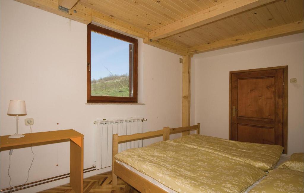 Posteľ alebo postele v izbe v ubytovaní 7 Bedroom Pet Friendly Home In Crni Kal