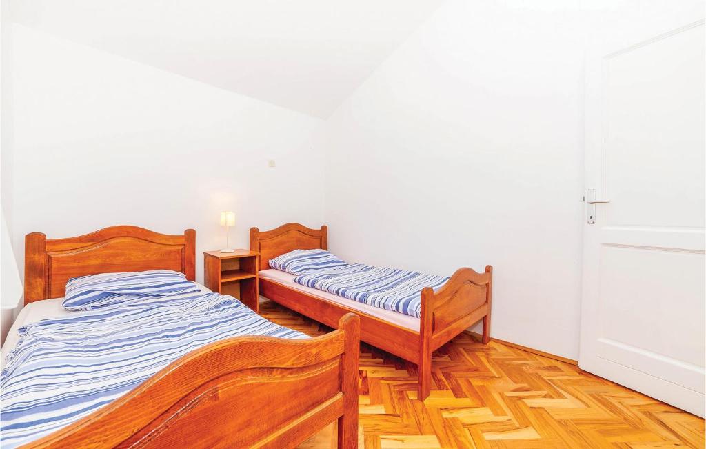Posteľ alebo postele v izbe v ubytovaní 7 Bedroom Pet Friendly Home In Crni Kal