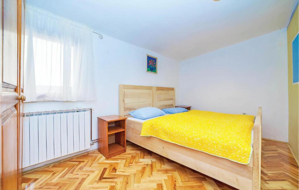 Posteľ alebo postele v izbe v ubytovaní 7 Bedroom Pet Friendly Home In Crni Kal