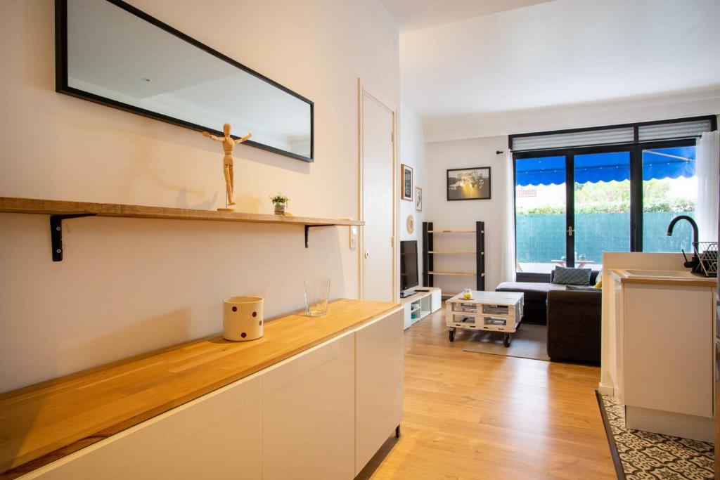 eine Küche und ein Wohnzimmer mit einem TV an der Wand in der Unterkunft Apartment 5 minutes from the tram and 10 minutes from the sea in Nizza