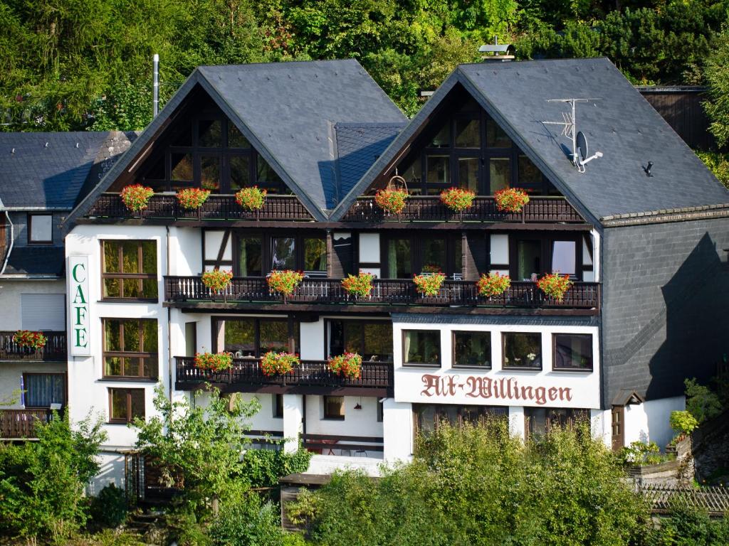un edificio con flores en sus balcones en Café Alt Willingen en Willingen