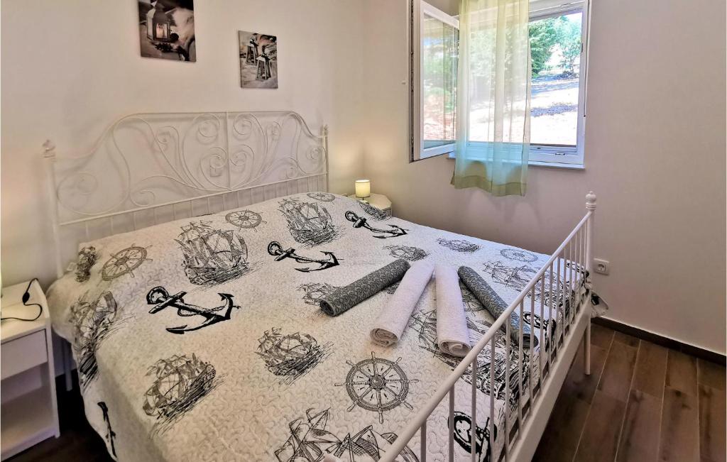 Postel nebo postele na pokoji v ubytování 2 Bedroom Stunning Home In Risika