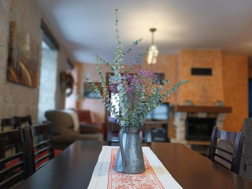 een vaas gevuld met bloemen zittend op een tafel bij Casa Rural Erburu in Urdiáin