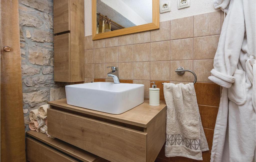 Kúpeľňa v ubytovaní Two-Bedroom Holiday Home In Benkovac