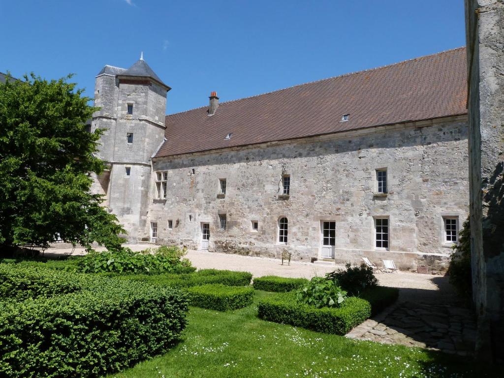 un antiguo edificio de piedra con una torre en Manoir du Plessis au Bois, en Vauciennes