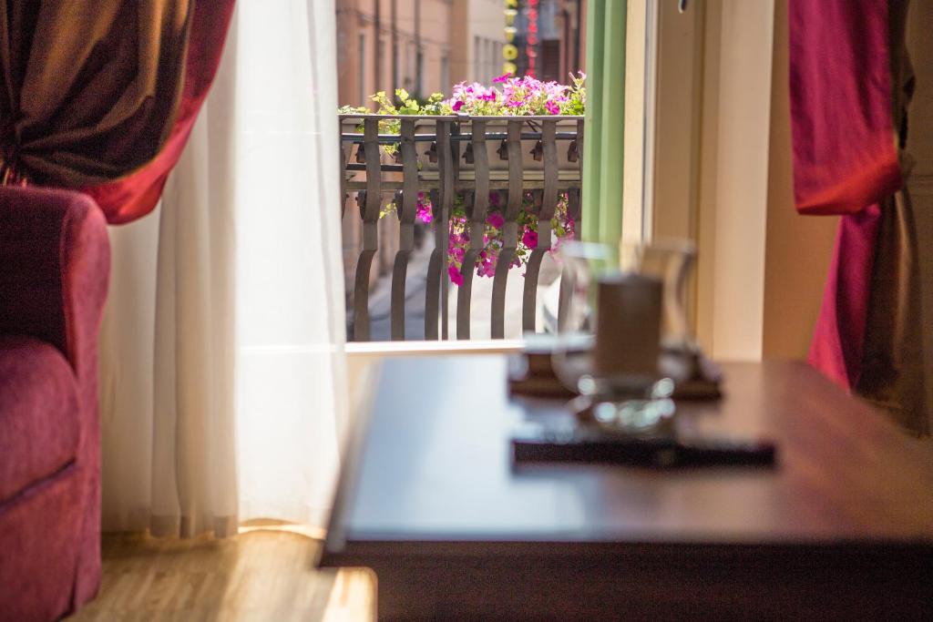 Lady Capulet Apartments - 11