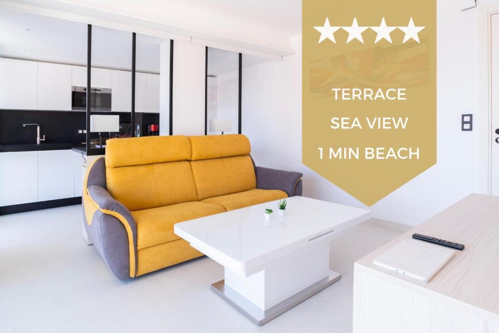 un salon avec une chaise jaune et une table dans l'établissement 1-Br Apartment Sea View Terrace & Parking, à Cannes