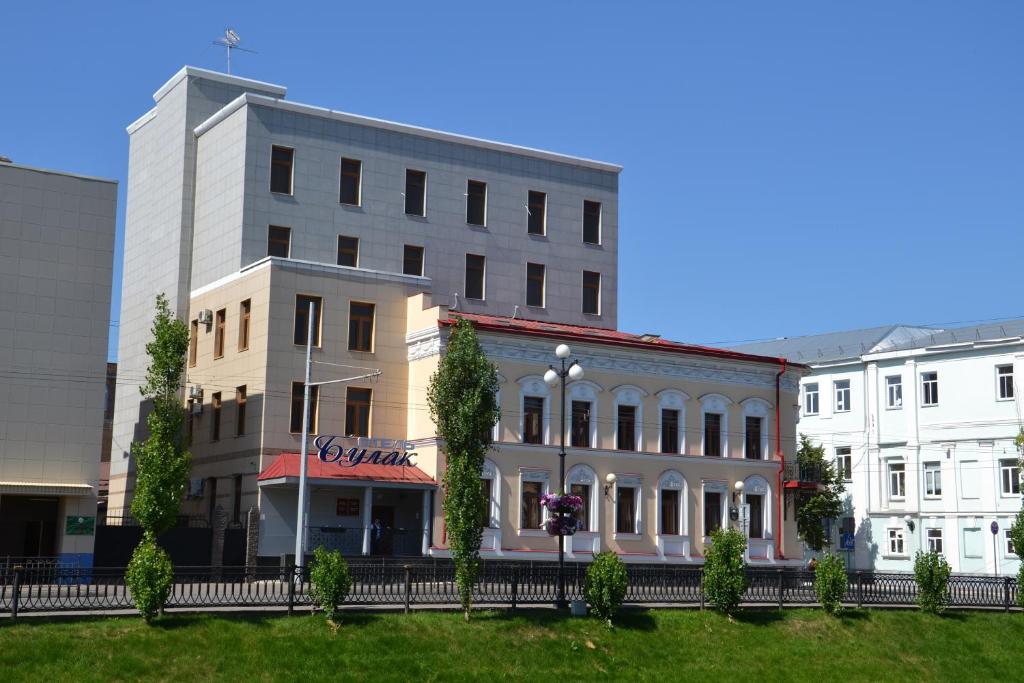un grupo de edificios sentados uno al lado del otro en Bulak Hotel, en Kazán