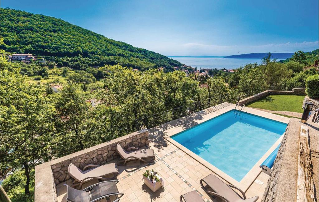 odkryty basen z widokiem na góry w obiekcie Nice Apartment In Moscenicka Draga With Outdoor Swimming Pool w mieście Mošćenička Draga