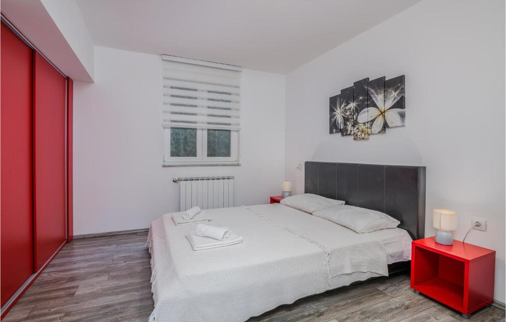 Łóżko lub łóżka w pokoju w obiekcie Cozy Apartment In Vrbnik