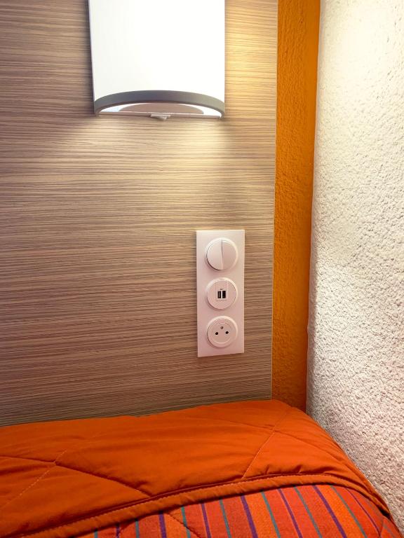 Postel nebo postele na pokoji v ubytování Premiere Classe Paris Nord - Sarcelles