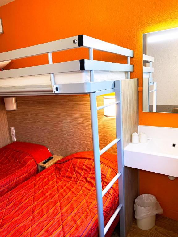 Postel nebo postele na pokoji v ubytování Premiere Classe Paris Nord - Sarcelles