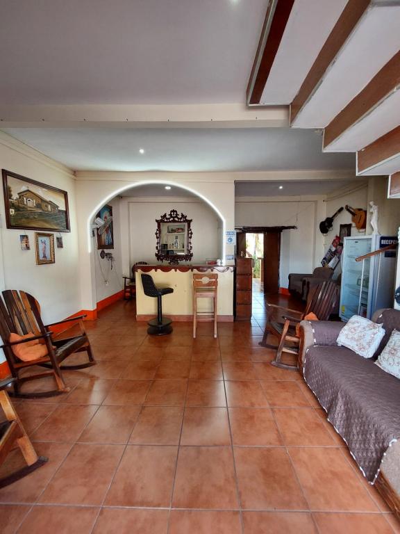 sala de estar con sofá y mesa en Hostal Ruinas de San Sebastián, en León