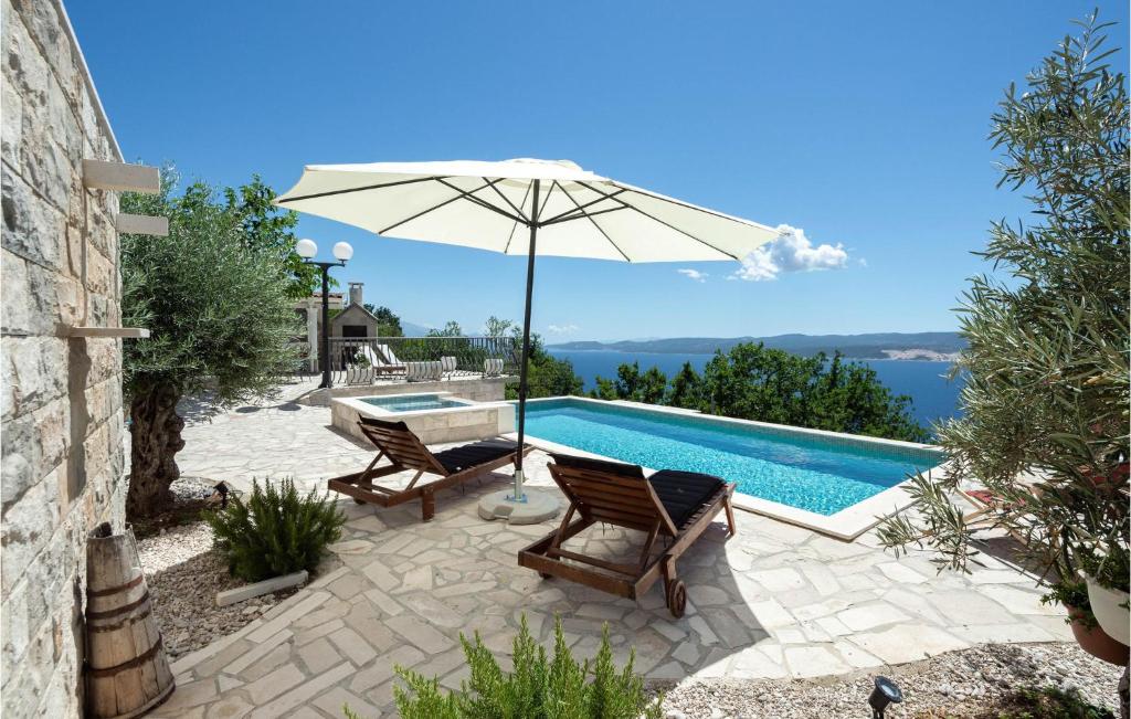 um pátio com duas cadeiras e um guarda-sol ao lado de uma piscina em Amazing Home In Celina With House Sea View em Celina