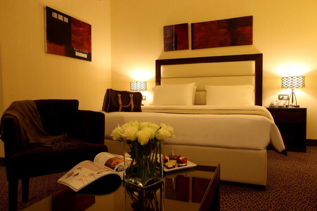 Postel nebo postele na pokoji v ubytování Lancaster Raouche Hotel
