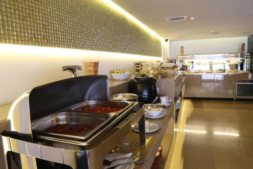 Kuchyň nebo kuchyňský kout v ubytování Lancaster Raouche Hotel