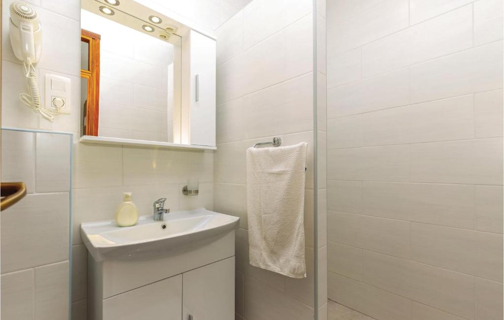 Koupelna v ubytování Cozy Apartment In Crikvenica With Wifi