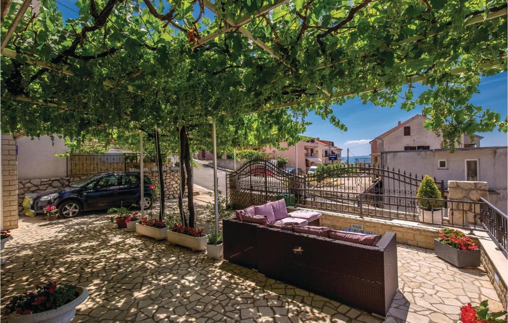 Zahrada ubytování Cozy Apartment In Crikvenica With Wifi