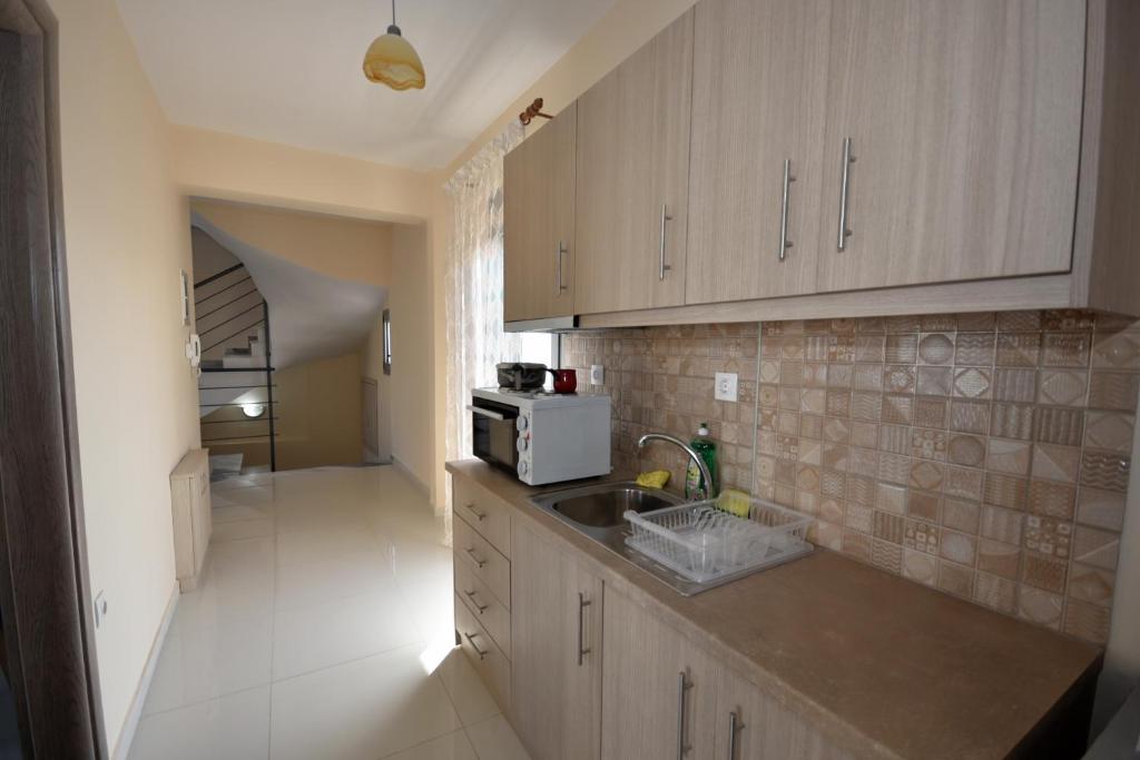 Kuchyň nebo kuchyňský kout v ubytování APOSTOLIAS APARTMENTS