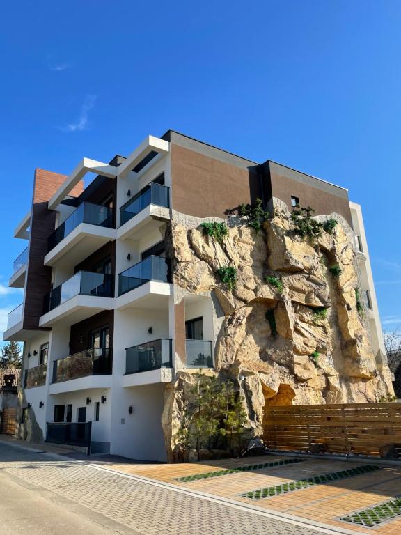 Vila Slap في فردنيك: مبنى مبني على جدار صخري