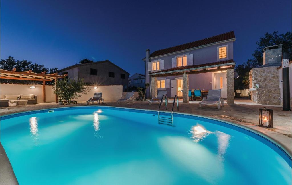 Bazén v ubytování Two-Bedroom Holiday Home In Privlaka-Sabunike nebo v jeho okolí
