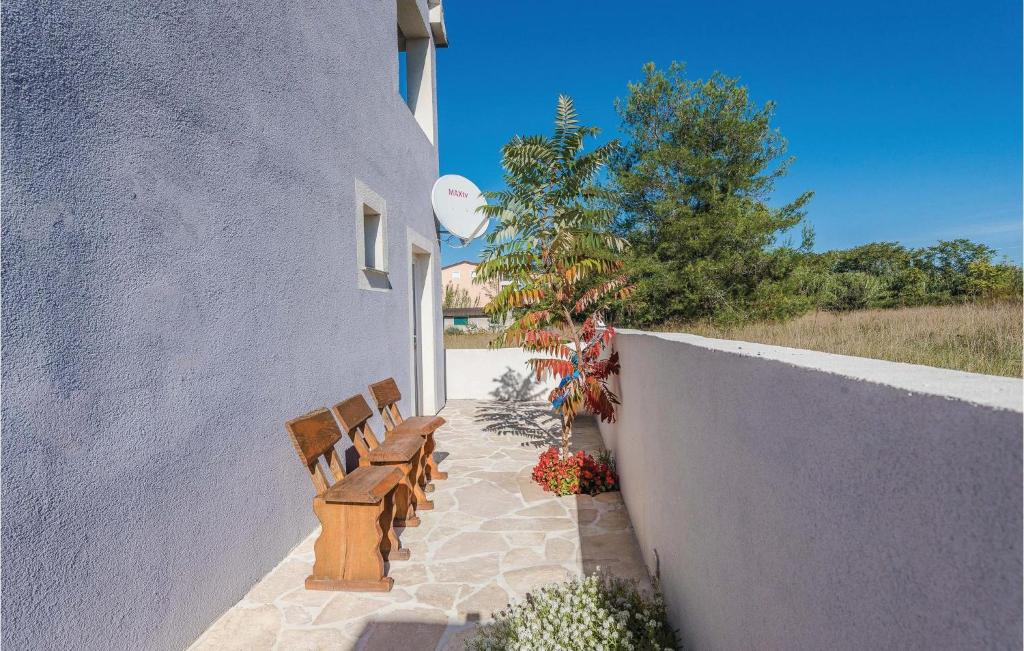 Balkón nebo terasa v ubytování Two-Bedroom Holiday Home In Privlaka-Sabunike