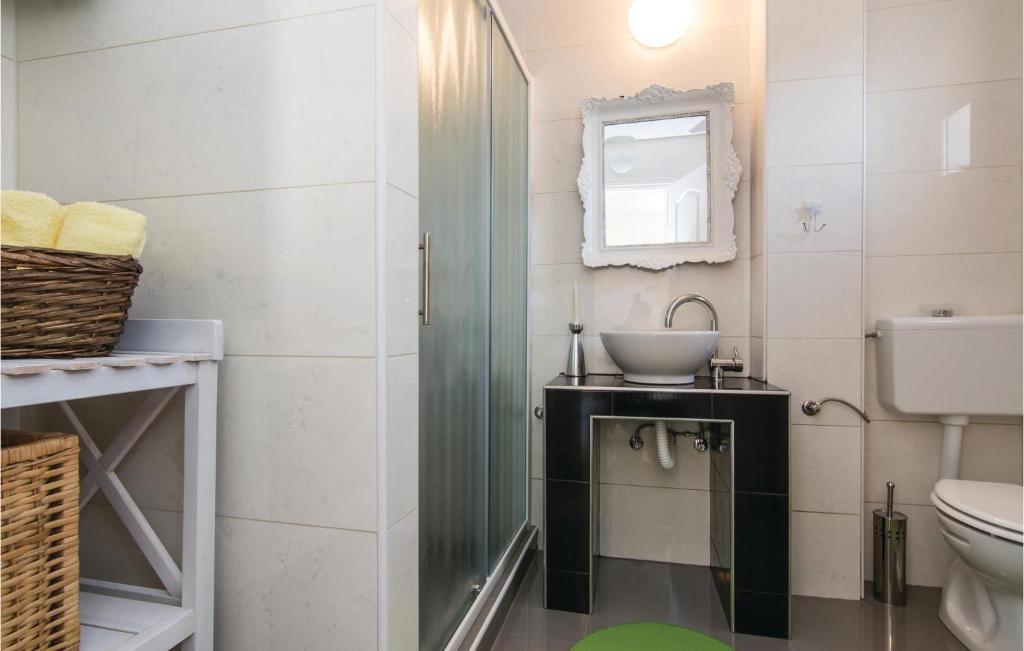 Koupelna v ubytování Two-Bedroom Holiday Home In Privlaka-Sabunike