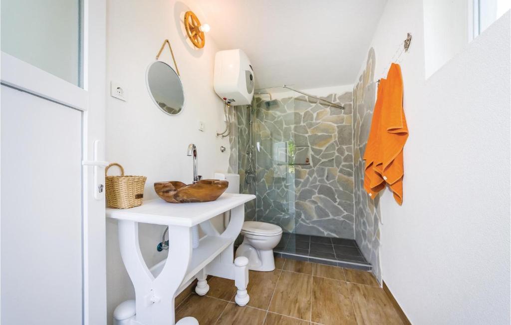 Koupelna v ubytování Two-Bedroom Holiday Home In Privlaka-Sabunike