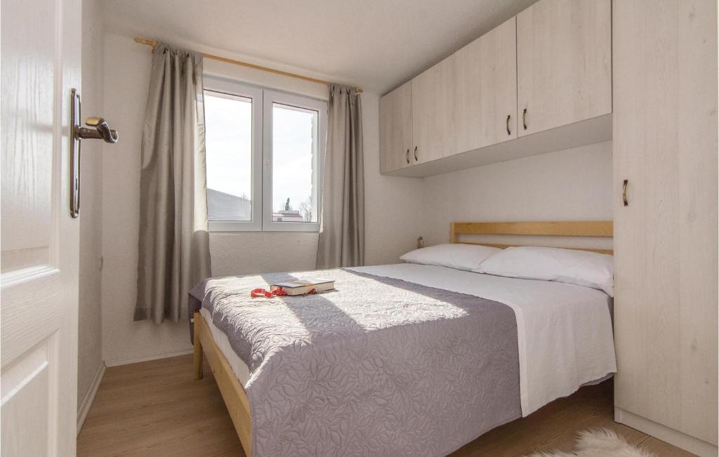 Postel nebo postele na pokoji v ubytování Two-Bedroom Holiday Home In Privlaka-Sabunike