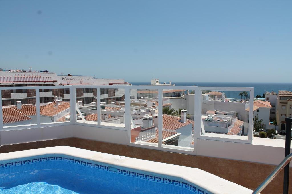 een uitzicht vanaf het balkon van een gebouw met een zwembad bij Apartamentos Turísticos Plaza del Olvido in Nerja
