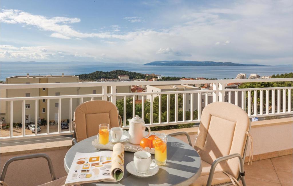 una mesa con comida en la parte superior de un balcón en Nice Apartment In Makarska With 1 Bedrooms And Wifi en Makarska