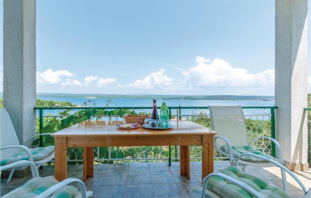 una mesa en un balcón con vistas al océano en 2 Bedroom Gorgeous Apartment In Raslina en Raslina