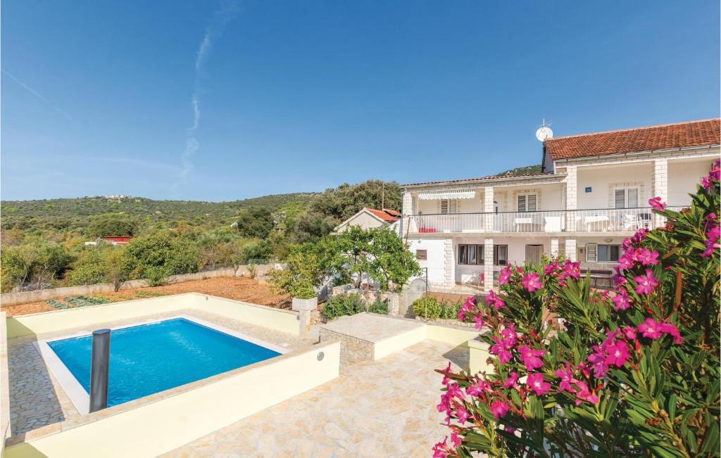 ein Bild einer Villa mit einem Pool in der Unterkunft Beautiful Apartment In Vinisce With Outdoor Swimming Pool in Vinišće