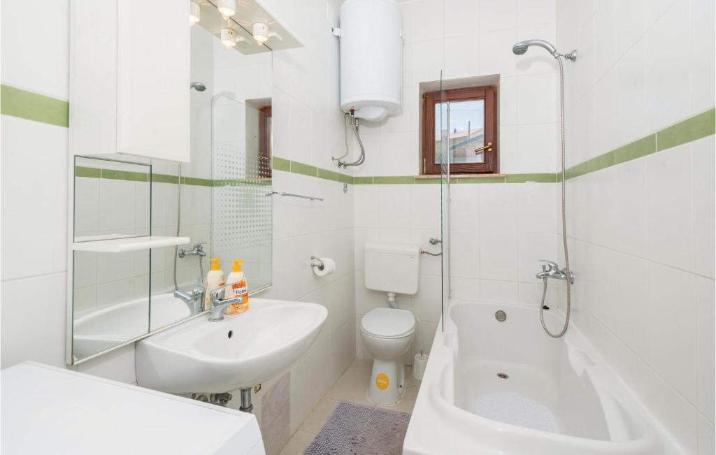 Salle de bains dans l&#39;&eacute;tablissement Gorgeous Apartment In Senj With Kitchen